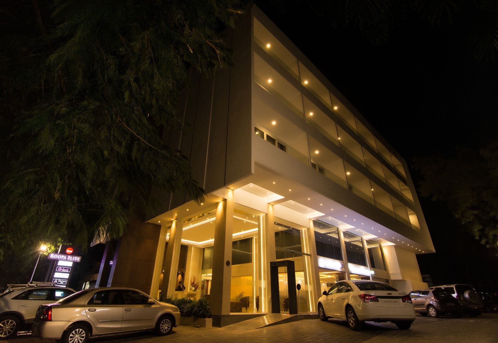 Roopa Elite Hotel Mysore Buitenkant foto